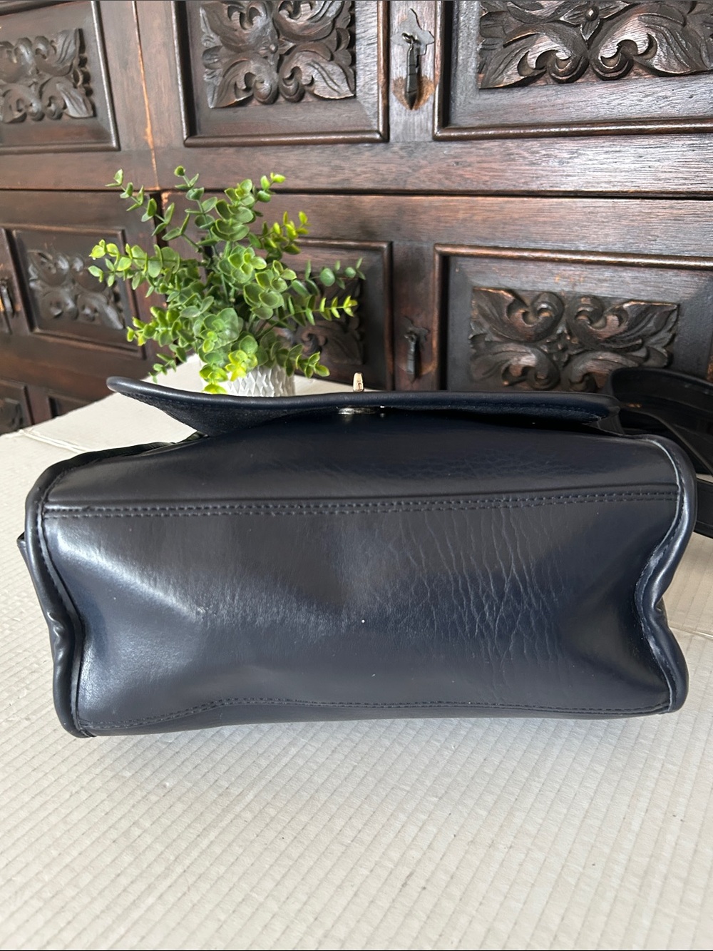 Beautiful Black Leather Messenger Crossbody Bag - Picture 7 of 11